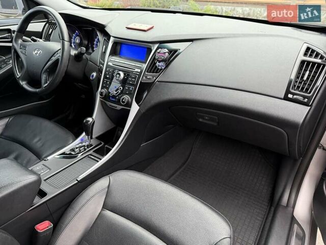 Серый Хендай Соната, объемом двигателя 2.36 л и пробегом 187 тыс. км за 9400 $, фото 56 на Automoto.ua