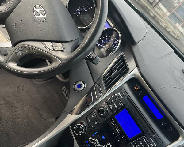 Серый Хендай Соната, объемом двигателя 2.36 л и пробегом 199 тыс. км за 8950 $, фото 15 на Automoto.ua