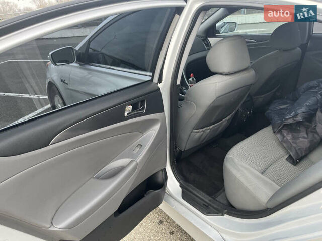 Серый Хендай Соната, объемом двигателя 2.36 л и пробегом 199 тыс. км за 8950 $, фото 17 на Automoto.ua