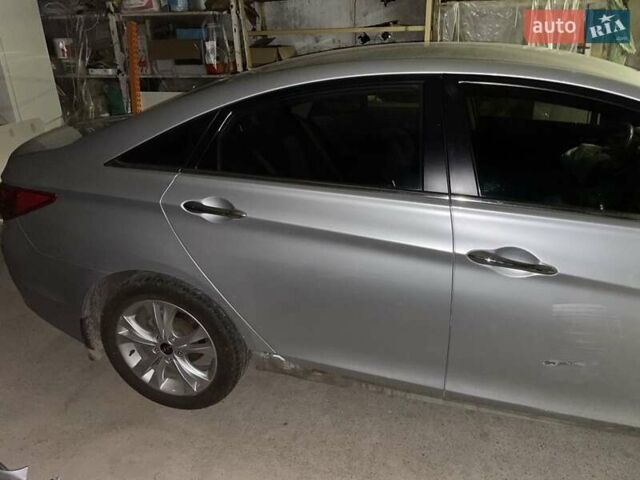 Сірий Хендай Соната, об'ємом двигуна 2 л та пробігом 95 тис. км за 3000 $, фото 1 на Automoto.ua
