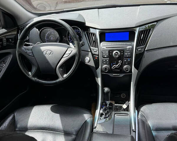 Серый Хендай Соната, объемом двигателя 2.4 л и пробегом 209 тыс. км за 12700 $, фото 8 на Automoto.ua