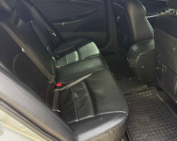 Серый Хендай Соната, объемом двигателя 2.4 л и пробегом 209 тыс. км за 12700 $, фото 9 на Automoto.ua