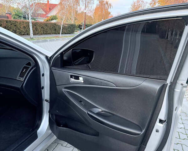 Серый Хендай Соната, объемом двигателя 2 л и пробегом 300 тыс. км за 7500 $, фото 9 на Automoto.ua