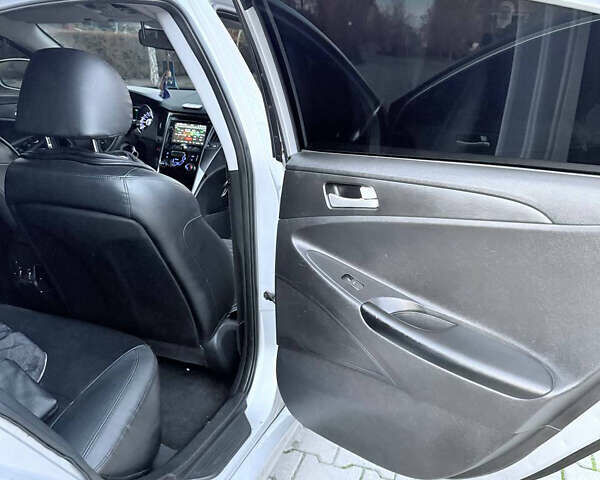 Серый Хендай Соната, объемом двигателя 2 л и пробегом 300 тыс. км за 7500 $, фото 11 на Automoto.ua