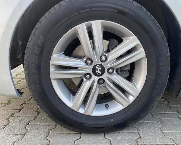 Серый Хендай Соната, объемом двигателя 2 л и пробегом 434 тыс. км за 6800 $, фото 8 на Automoto.ua