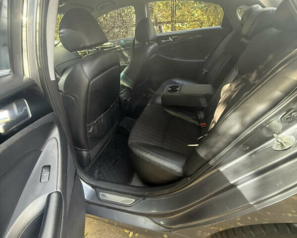 Серый Хендай Соната, объемом двигателя 2.36 л и пробегом 240 тыс. км за 8400 $, фото 6 на Automoto.ua