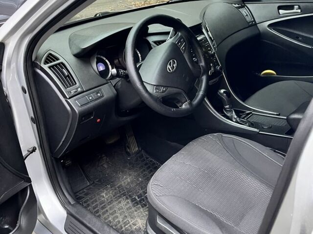 Сірий Хендай Соната, об'ємом двигуна 2 л та пробігом 305 тис. км за 8100 $, фото 5 на Automoto.ua