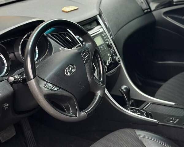 Сірий Хендай Соната, об'ємом двигуна 2 л та пробігом 200 тис. км за 7300 $, фото 12 на Automoto.ua