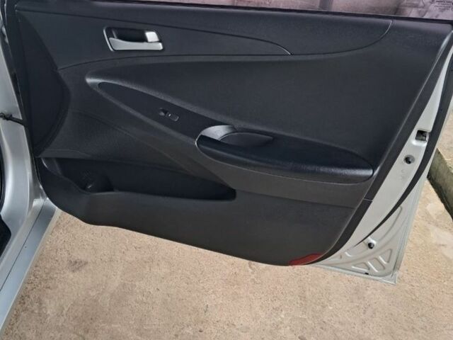 Сірий Хендай Соната, об'ємом двигуна 2 л та пробігом 227 тис. км за 7777 $, фото 7 на Automoto.ua