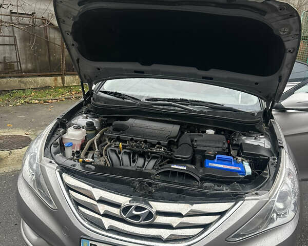Серый Хендай Соната, объемом двигателя 2 л и пробегом 139 тыс. км за 7900 $, фото 3 на Automoto.ua