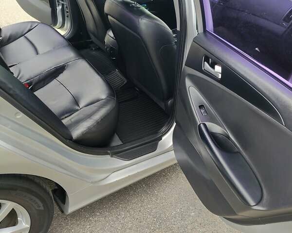 Сірий Хендай Соната, об'ємом двигуна 2 л та пробігом 147 тис. км за 8500 $, фото 8 на Automoto.ua