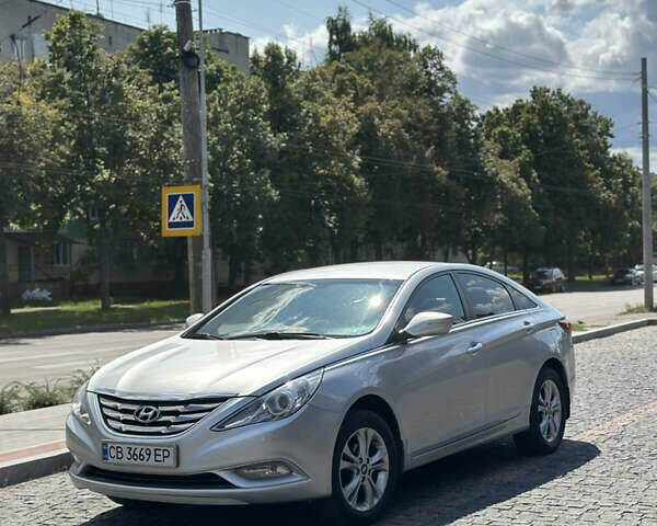 Сірий Хендай Соната, об'ємом двигуна 2 л та пробігом 213 тис. км за 9200 $, фото 2 на Automoto.ua