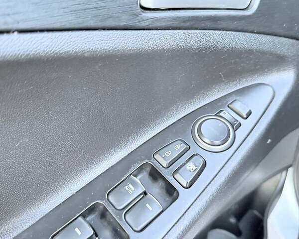 Серый Хендай Соната, объемом двигателя 2 л и пробегом 300 тыс. км за 7500 $, фото 16 на Automoto.ua