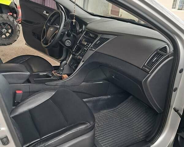 Сірий Хендай Соната, об'ємом двигуна 2 л та пробігом 227 тис. км за 7777 $, фото 1 на Automoto.ua