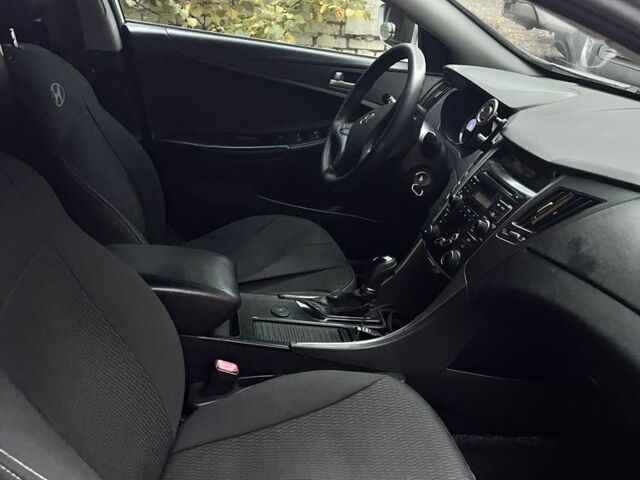 Сірий Хендай Соната, об'ємом двигуна 2 л та пробігом 305 тис. км за 8100 $, фото 7 на Automoto.ua