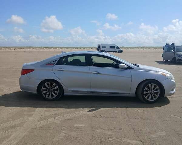 Серый Хендай Соната, объемом двигателя 2.36 л и пробегом 211 тыс. км за 8500 $, фото 1 на Automoto.ua