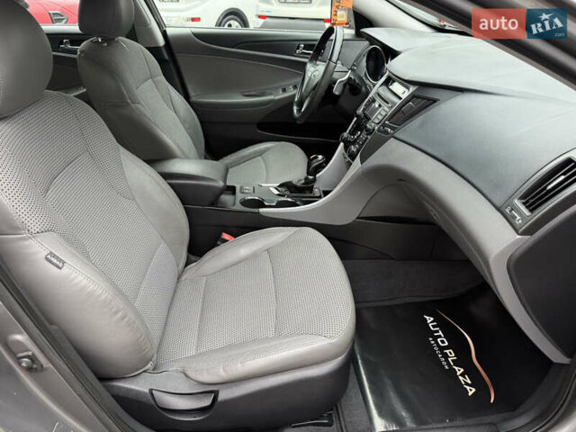 Сірий Хендай Соната, об'ємом двигуна 2 л та пробігом 191 тис. км за 7900 $, фото 33 на Automoto.ua
