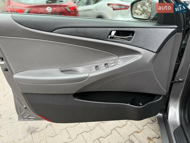 Сірий Хендай Соната, об'ємом двигуна 2 л та пробігом 191 тис. км за 7900 $, фото 23 на Automoto.ua