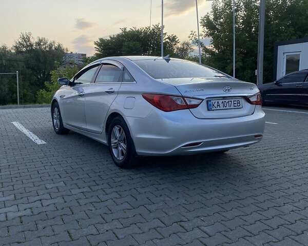 Серый Хендай Соната, объемом двигателя 2 л и пробегом 434 тыс. км за 6800 $, фото 6 на Automoto.ua