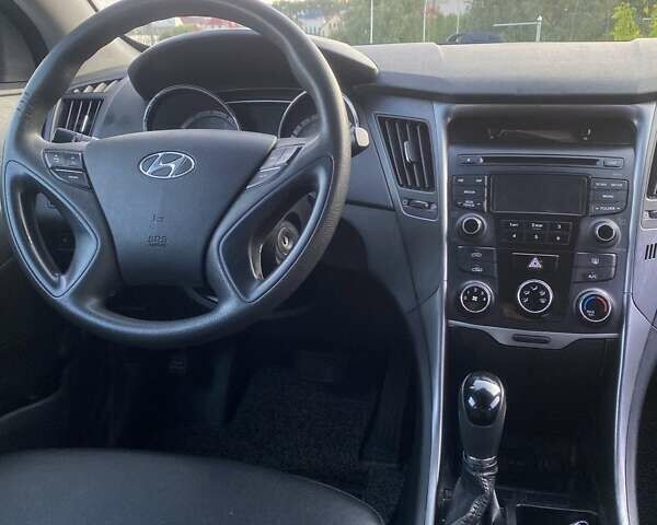 Серый Хендай Соната, объемом двигателя 2 л и пробегом 434 тыс. км за 6800 $, фото 13 на Automoto.ua