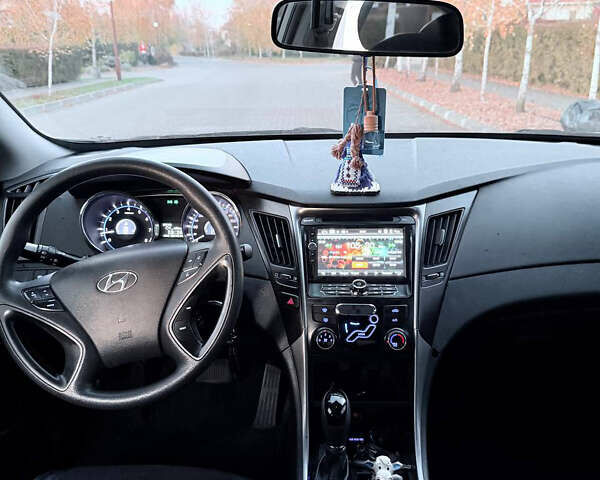 Серый Хендай Соната, объемом двигателя 2 л и пробегом 300 тыс. км за 7500 $, фото 18 на Automoto.ua