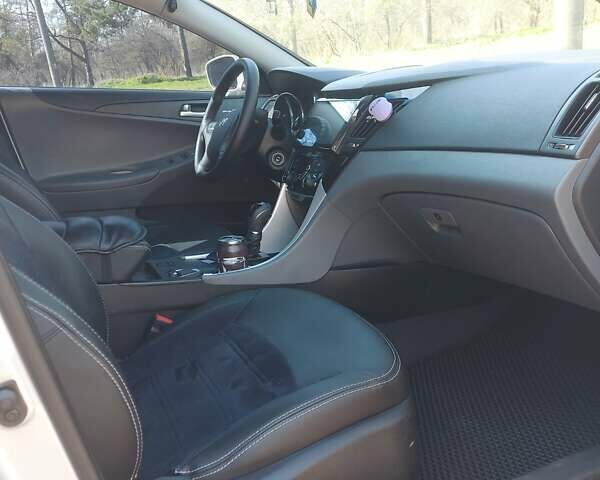 Хендай Соната 2012 в Черкассах на Automoto.ua Серый Хендай Соната, объемом двигателя 2.4 л и пробегом 199 тыс. км за 8800 $, фото 21 на Automoto.ua