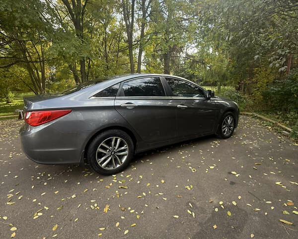 Серый Хендай Соната, объемом двигателя 2.36 л и пробегом 240 тыс. км за 8400 $, фото 2 на Automoto.ua