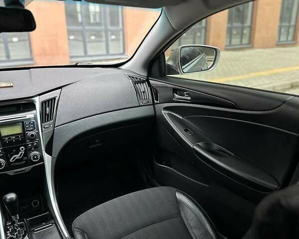 Сірий Хендай Соната, об'ємом двигуна 2 л та пробігом 200 тис. км за 7300 $, фото 13 на Automoto.ua