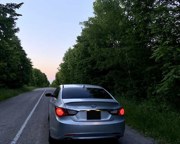 Сірий Хендай Соната, об'ємом двигуна 2.4 л та пробігом 250 тис. км за 9500 $, фото 12 на Automoto.ua