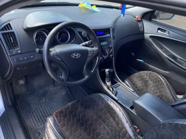 Серый Хендай Соната, объемом двигателя 2 л и пробегом 322 тыс. км за 8000 $, фото 13 на Automoto.ua