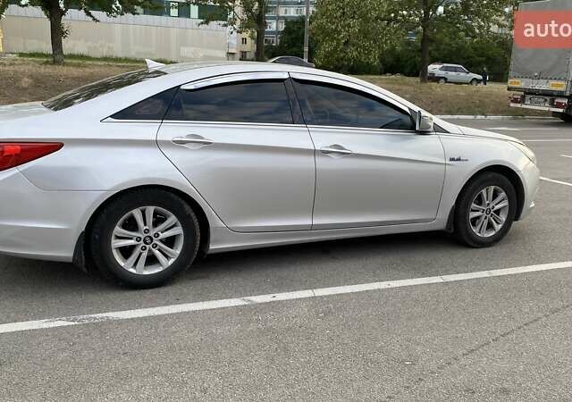 Серый Хендай Соната, объемом двигателя 2 л и пробегом 300 тыс. км за 7900 $, фото 1 на Automoto.ua