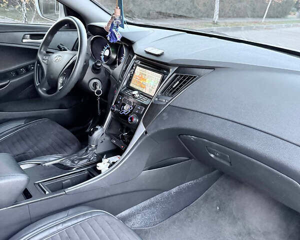 Серый Хендай Соната, объемом двигателя 2 л и пробегом 300 тыс. км за 7500 $, фото 14 на Automoto.ua