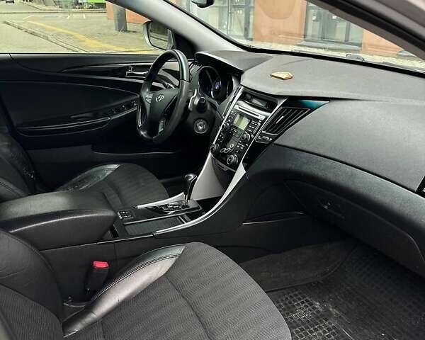 Сірий Хендай Соната, об'ємом двигуна 2 л та пробігом 200 тис. км за 7300 $, фото 14 на Automoto.ua