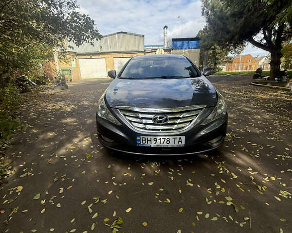 Серый Хендай Соната, объемом двигателя 2.36 л и пробегом 240 тыс. км за 8400 $, фото 1 на Automoto.ua