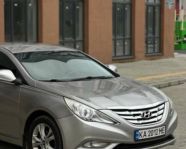 Сірий Хендай Соната, об'ємом двигуна 2 л та пробігом 200 тис. км за 7300 $, фото 1 на Automoto.ua