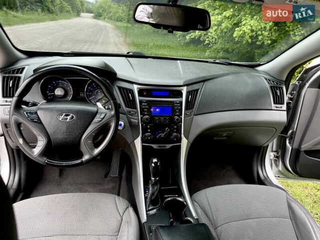 Сірий Хендай Соната, об'ємом двигуна 2.4 л та пробігом 250 тис. км за 9500 $, фото 5 на Automoto.ua