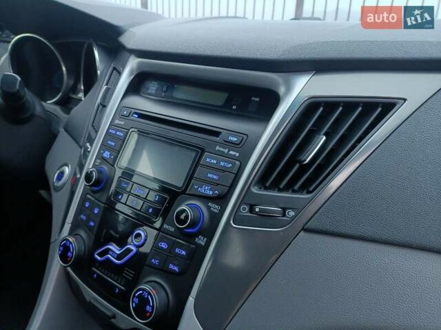 Серый Хендай Соната, объемом двигателя 2.36 л и пробегом 174 тыс. км за 9970 $, фото 26 на Automoto.ua