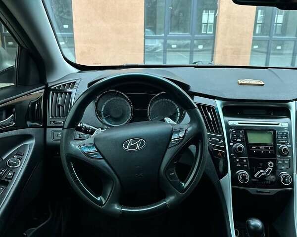 Сірий Хендай Соната, об'ємом двигуна 2 л та пробігом 200 тис. км за 7300 $, фото 10 на Automoto.ua