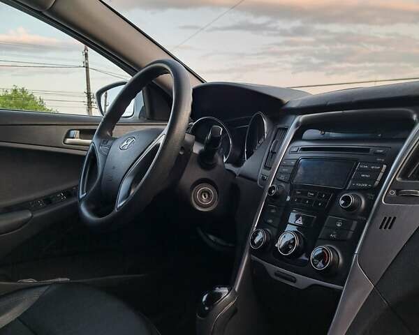 Серый Хендай Соната, объемом двигателя 2 л и пробегом 434 тыс. км за 6800 $, фото 12 на Automoto.ua