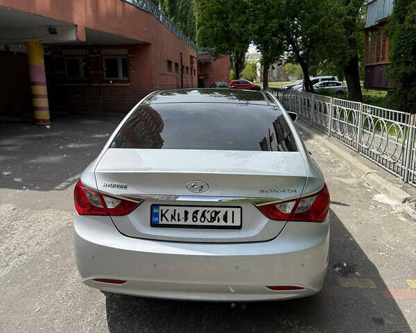 Серый Хендай Соната, объемом двигателя 2.4 л и пробегом 209 тыс. км за 12700 $, фото 5 на Automoto.ua