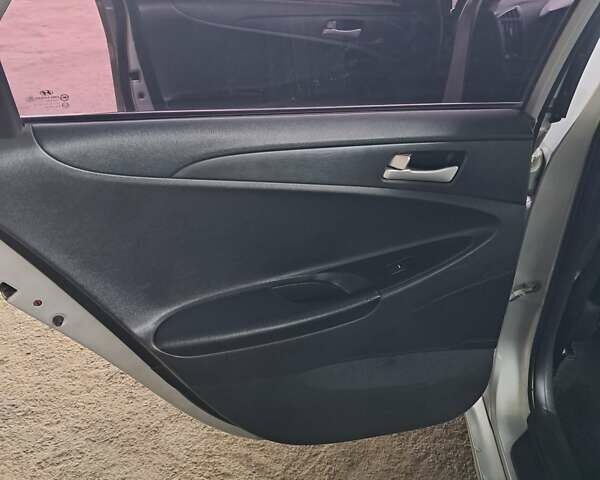 Сірий Хендай Соната, об'ємом двигуна 2 л та пробігом 227 тис. км за 7777 $, фото 7 на Automoto.ua