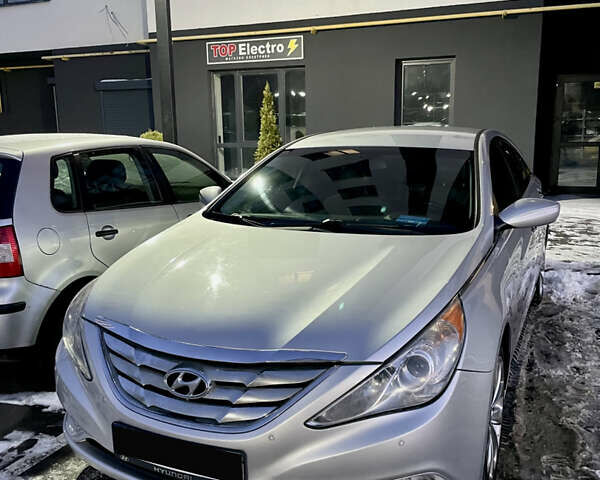 Сірий Хендай Соната, об'ємом двигуна 2.4 л та пробігом 250 тис. км за 9500 $, фото 1 на Automoto.ua