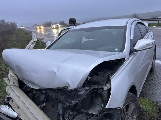 Серый Хендай Соната, объемом двигателя 2 л и пробегом 116 тыс. км за 3500 $, фото 4 на Automoto.ua