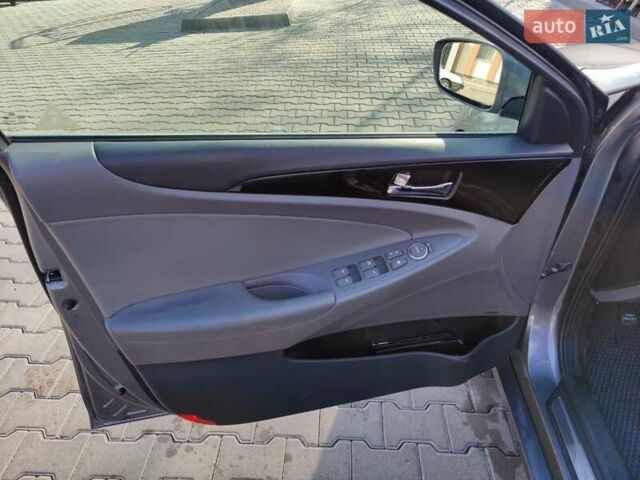 Серый Хендай Соната, объемом двигателя 2.4 л и пробегом 170 тыс. км за 9200 $, фото 15 на Automoto.ua