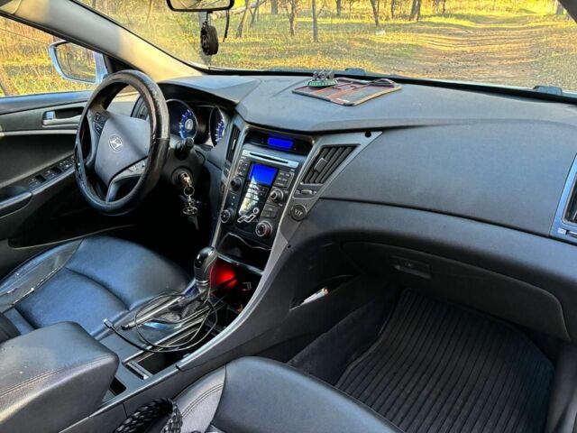 Серый Хендай Соната, объемом двигателя 2 л и пробегом 387 тыс. км за 7800 $, фото 7 на Automoto.ua