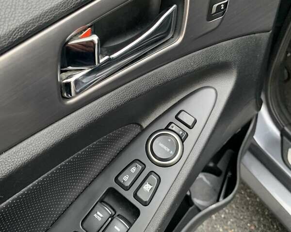 Серый Хендай Соната, объемом двигателя 2 л и пробегом 213 тыс. км за 12800 $, фото 9 на Automoto.ua