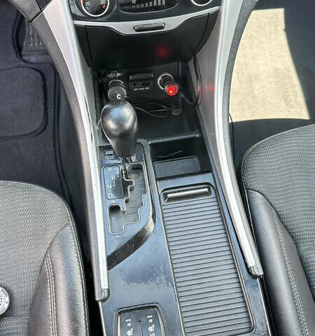 Сірий Хендай Соната, об'ємом двигуна 2 л та пробігом 213 тис. км за 9200 $, фото 9 на Automoto.ua