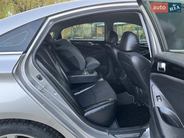 Серый Хендай Соната, объемом двигателя 2 л и пробегом 200 тыс. км за 8500 $, фото 9 на Automoto.ua