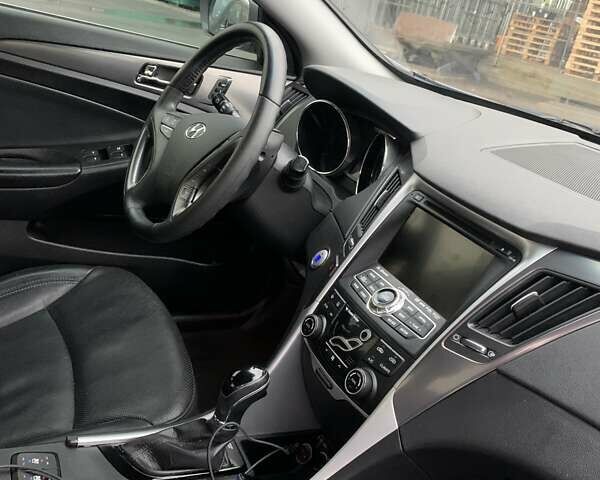 Серый Хендай Соната, объемом двигателя 2 л и пробегом 213 тыс. км за 12800 $, фото 13 на Automoto.ua