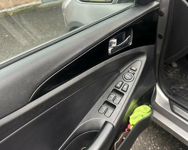 Серый Хендай Соната, объемом двигателя 2 л и пробегом 139 тыс. км за 7900 $, фото 5 на Automoto.ua